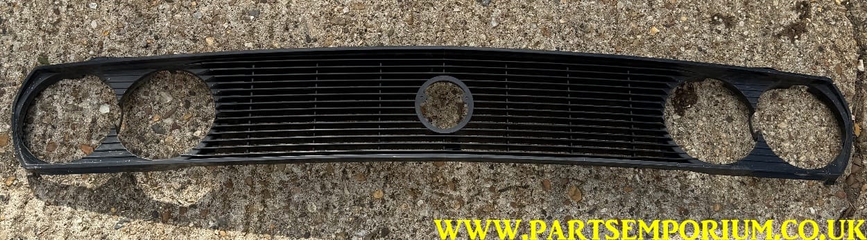 Vw Passat Mk1 B1 Front Radiator Grille Genuine 321853653B Broken Clip - Image 2