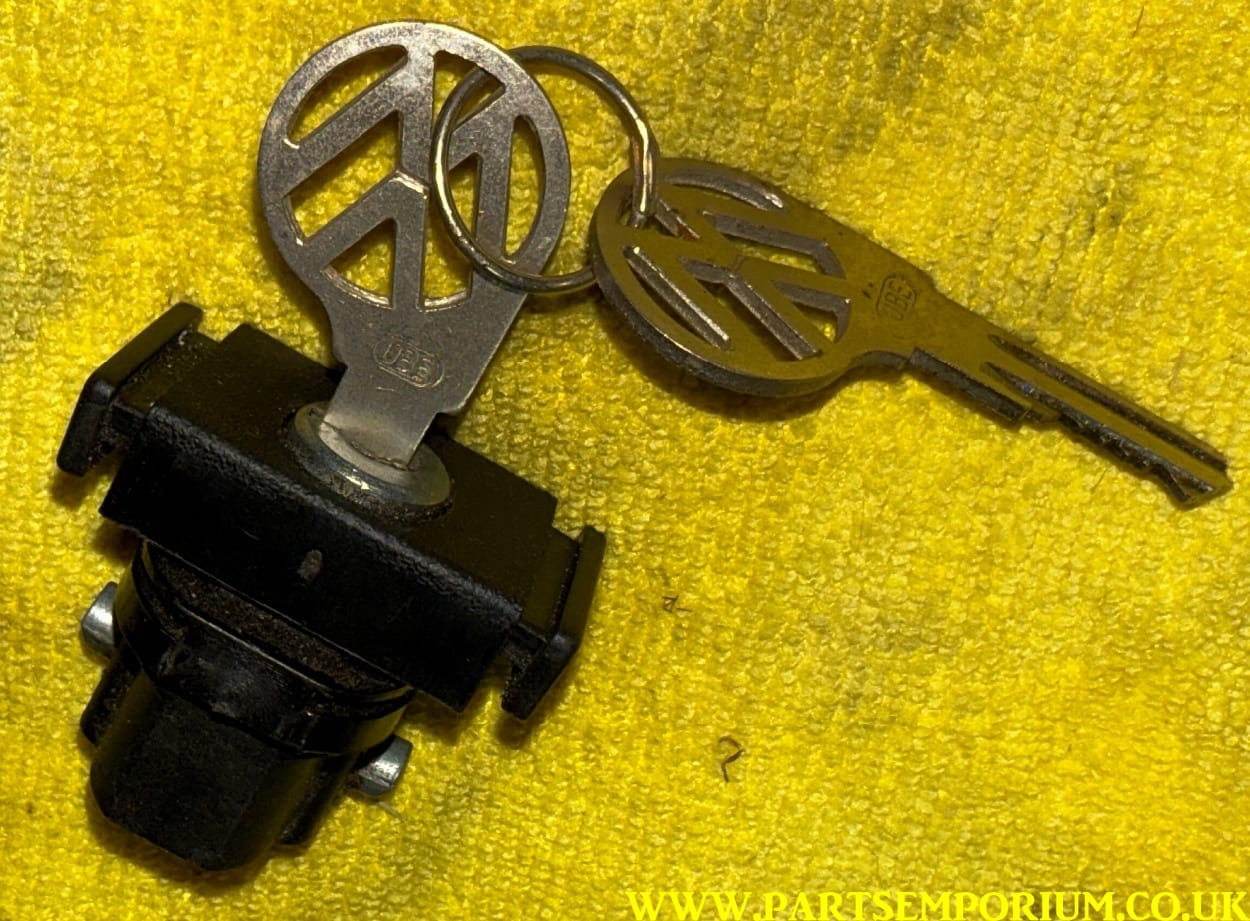 VW 1303 Beetle glove box lock with keys NOS - Image 2