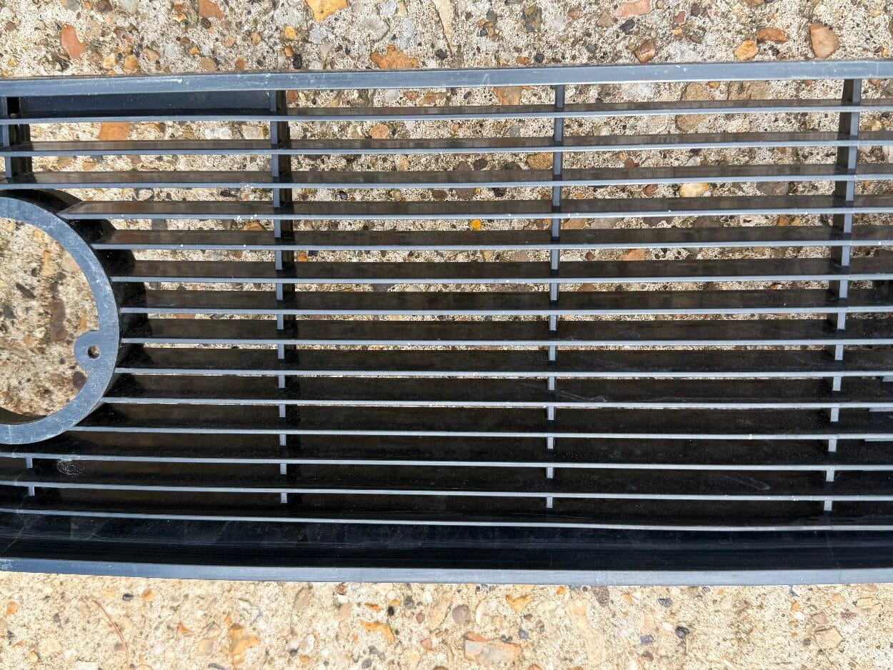 Vw Passat Mk1 B1 Front Radiator Grille Genuine 321853653B Broken Clip - Image 7