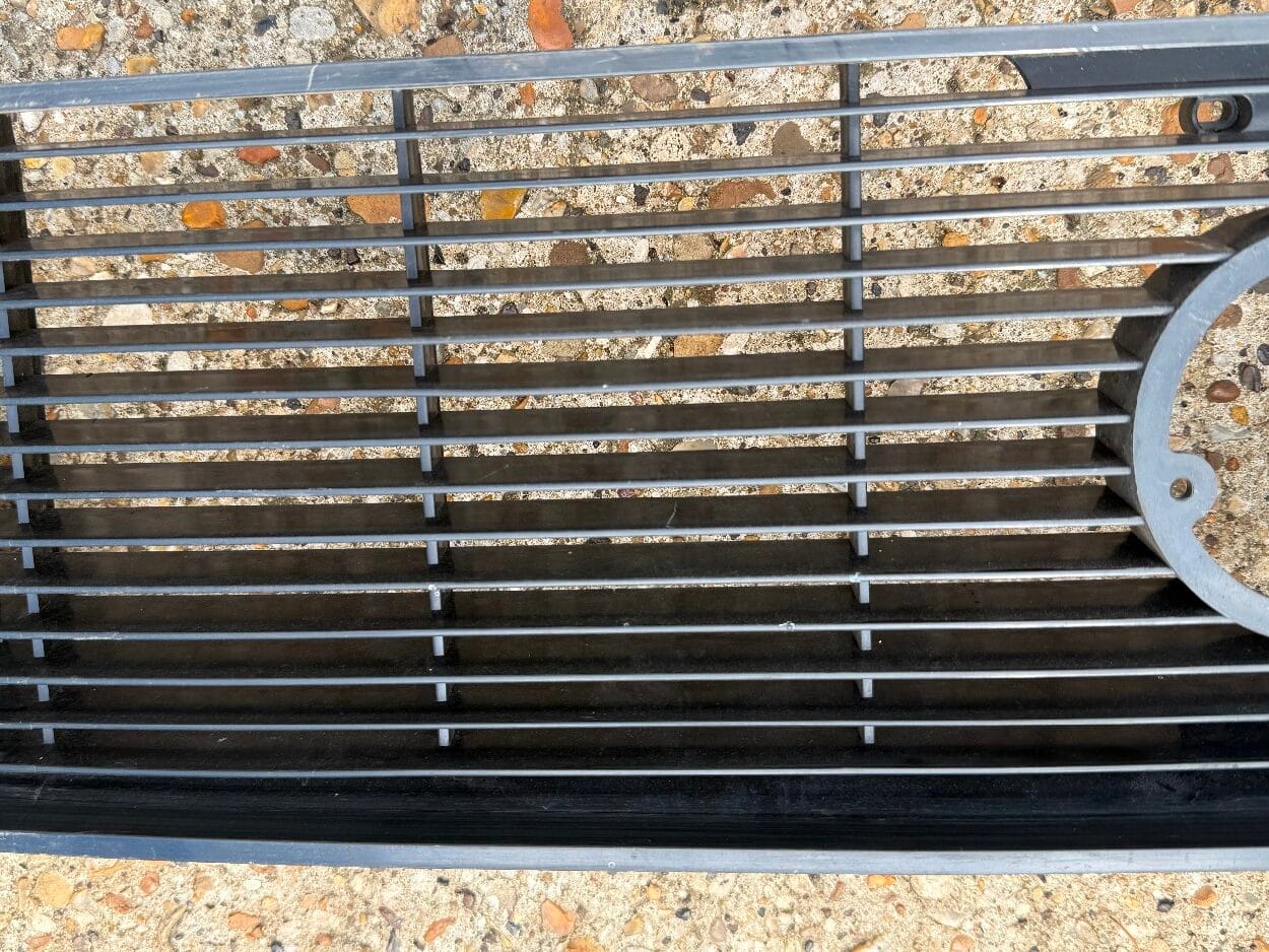 Vw Passat Mk1 B1 Front Radiator Grille Genuine 321853653B Broken Clip - Image 6