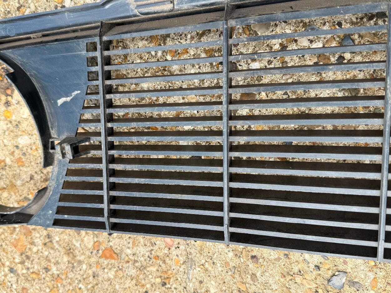 Vw Passat Mk1 B1 Front Radiator Grille Genuine 321853653B Broken Clip - Image 17