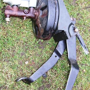 Brake servo and pedals RHD early