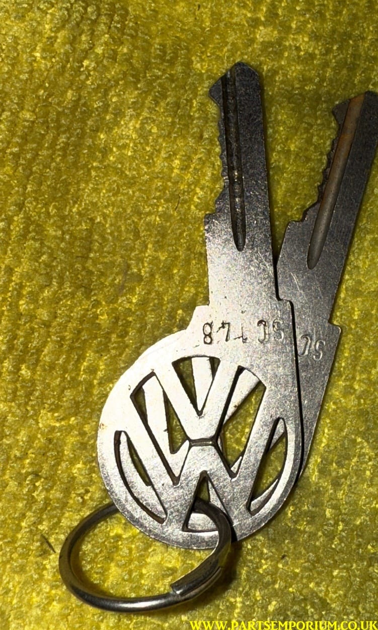 VW 1303 Beetle glove box lock with keys NOS - Image 4