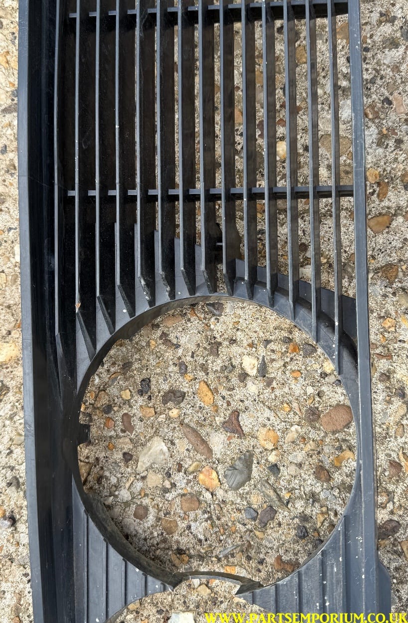 Vw Passat Mk1 B1 Front Radiator Grille Genuine 321853653B Broken Clip - Image 4