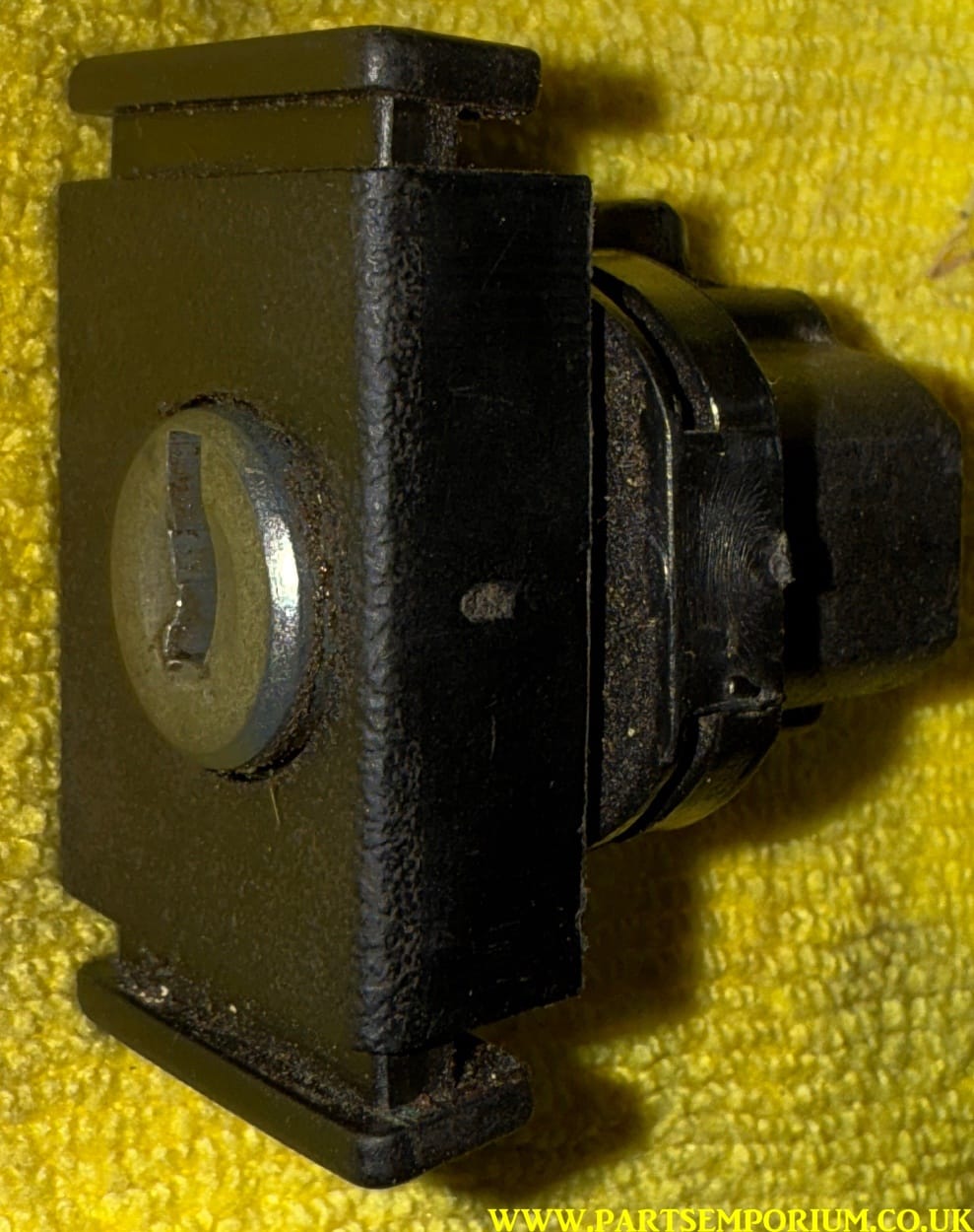 VW 1303 Beetle glove box lock with keys NOS - Image 5